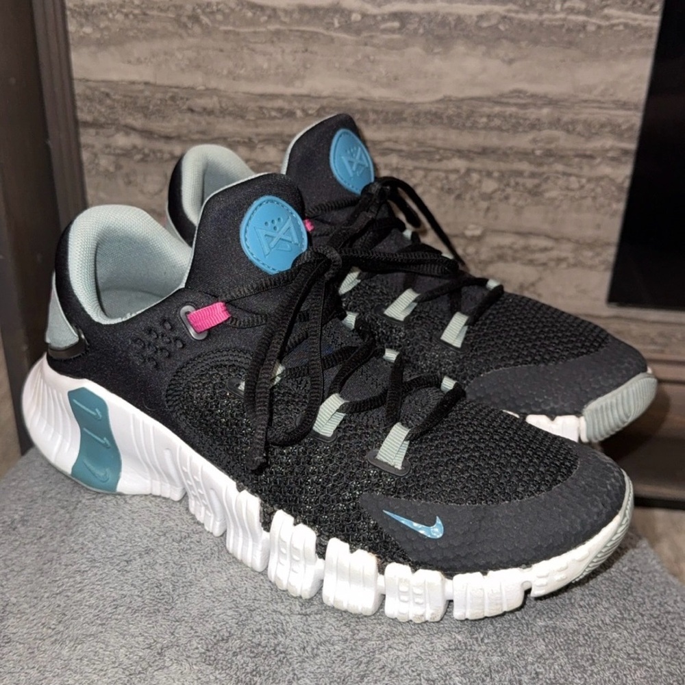 Nike Wmns Free Metcon 4 'Black Mica Green women size 8.5 excellent conditions